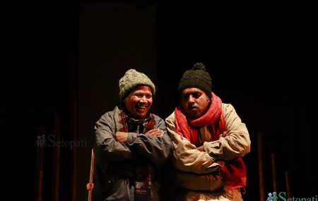 अभिनेता दयाहाङ राईको निर्देशनमा बनेको ‘मितज्यू’ नाटकमा अभिनय गर्दै कलाकार। तस्बिरः नवीनबाबु गुरूङ/सेतोपाटी